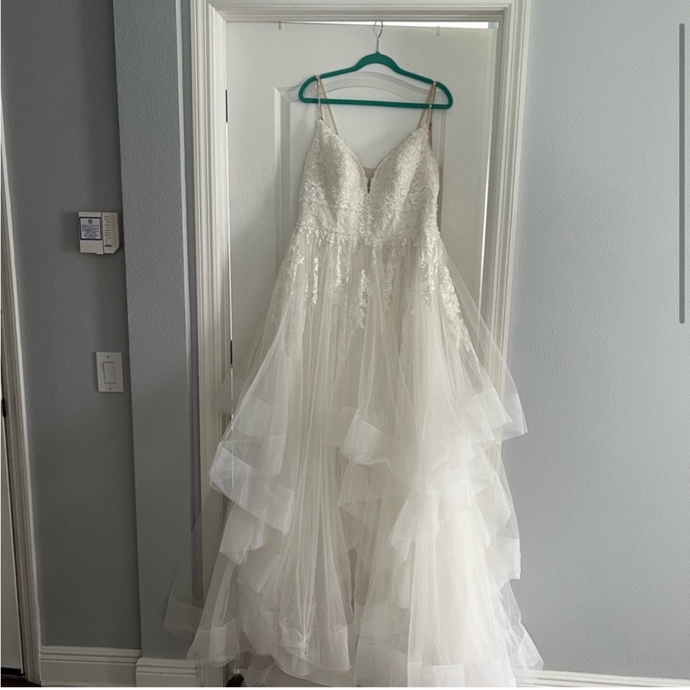 Stella York 6918 Princess Ballgown Wedding Dress - Picture 2 of 16